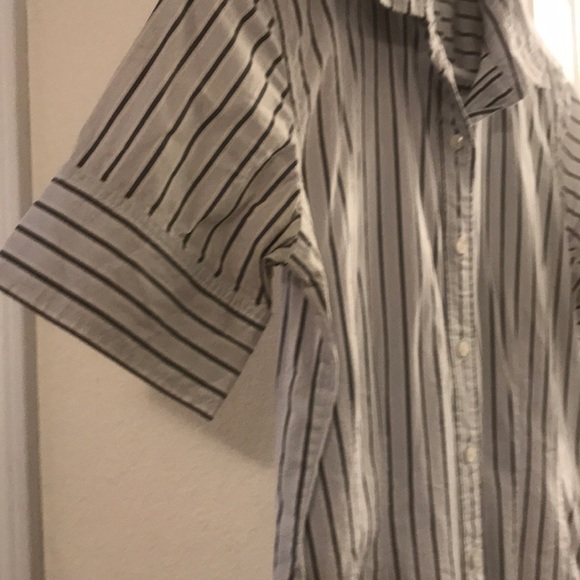 Cute button down blouse - Picture 3 of 3